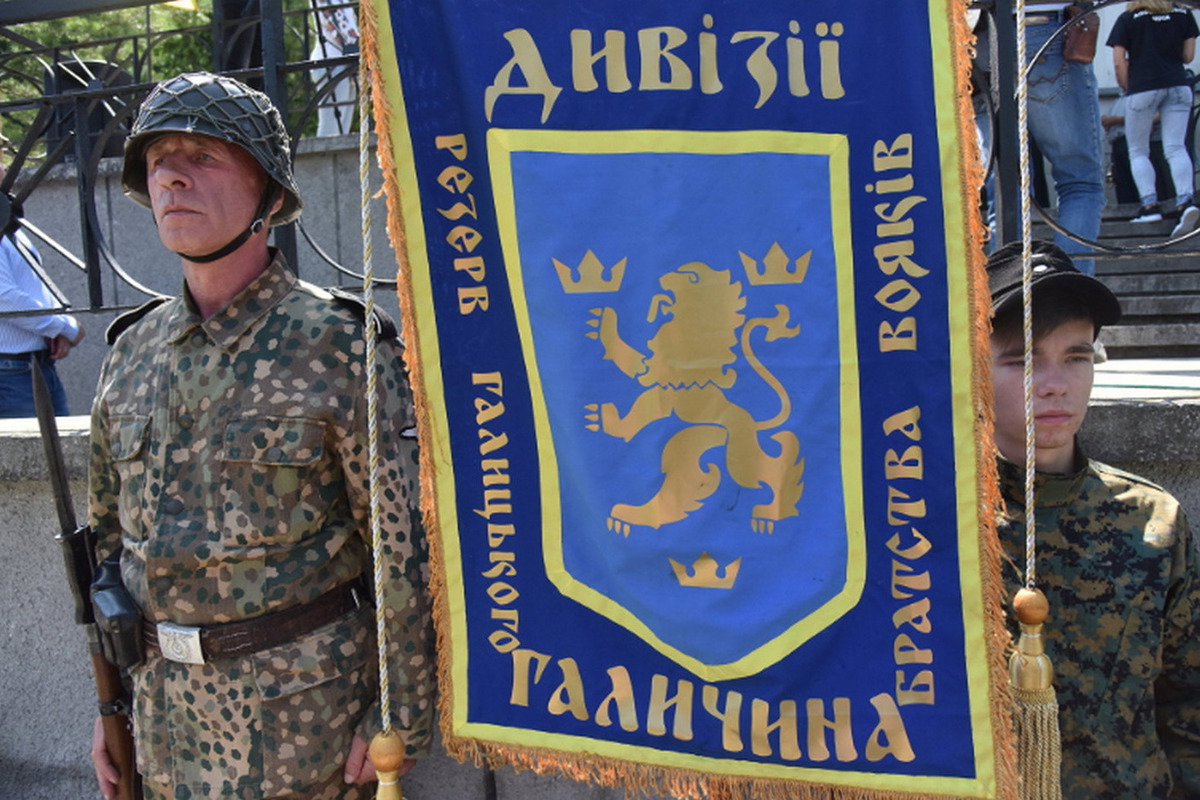 Ukrainians in a German WWII uniform with a banner of SS division "Galicia"