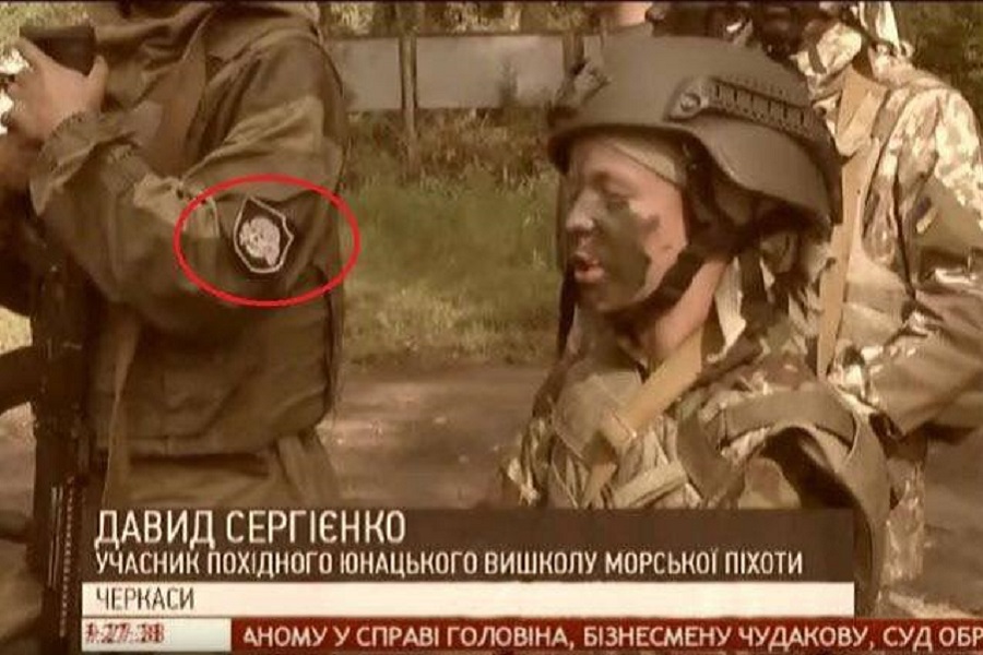 Screenshot from an Ukrainian TV report where one of the soldiers wears a "Totenkopf" chevron