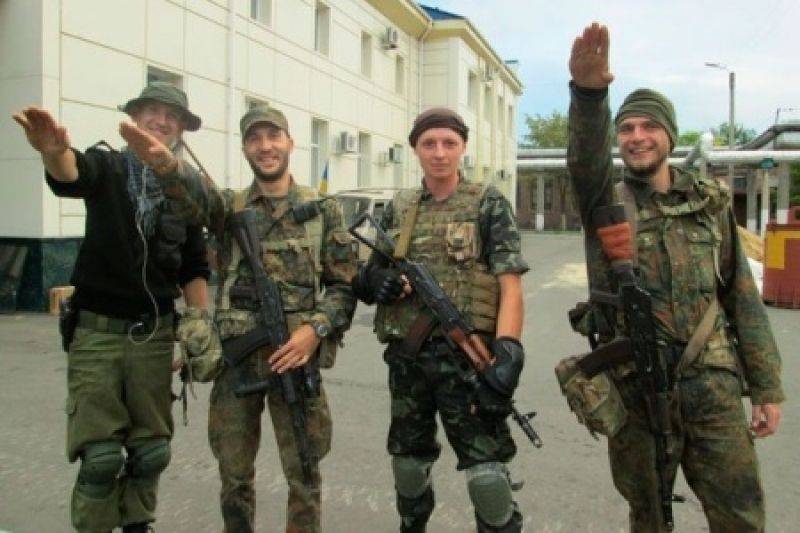 Another group of Ukrainian soldiers throwing Nazi salute